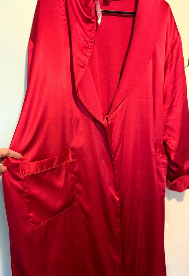 Victoria’s Secret Bata Roja Satinada Forrada de Vellón M/L Bolsillos Largos con Cinturón De Colección Acogedora Foto 2 de 4
