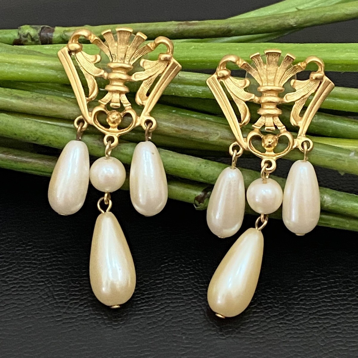 Vintage AVON Gold-tone Crest Victorian Revival Faux Pearl  display picture 3