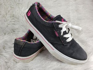 black and purple etnies