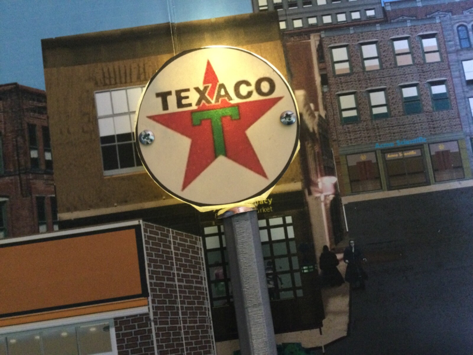 3D printed 1/48 O scale lighted sign Texaco gas station with 4 section mural.