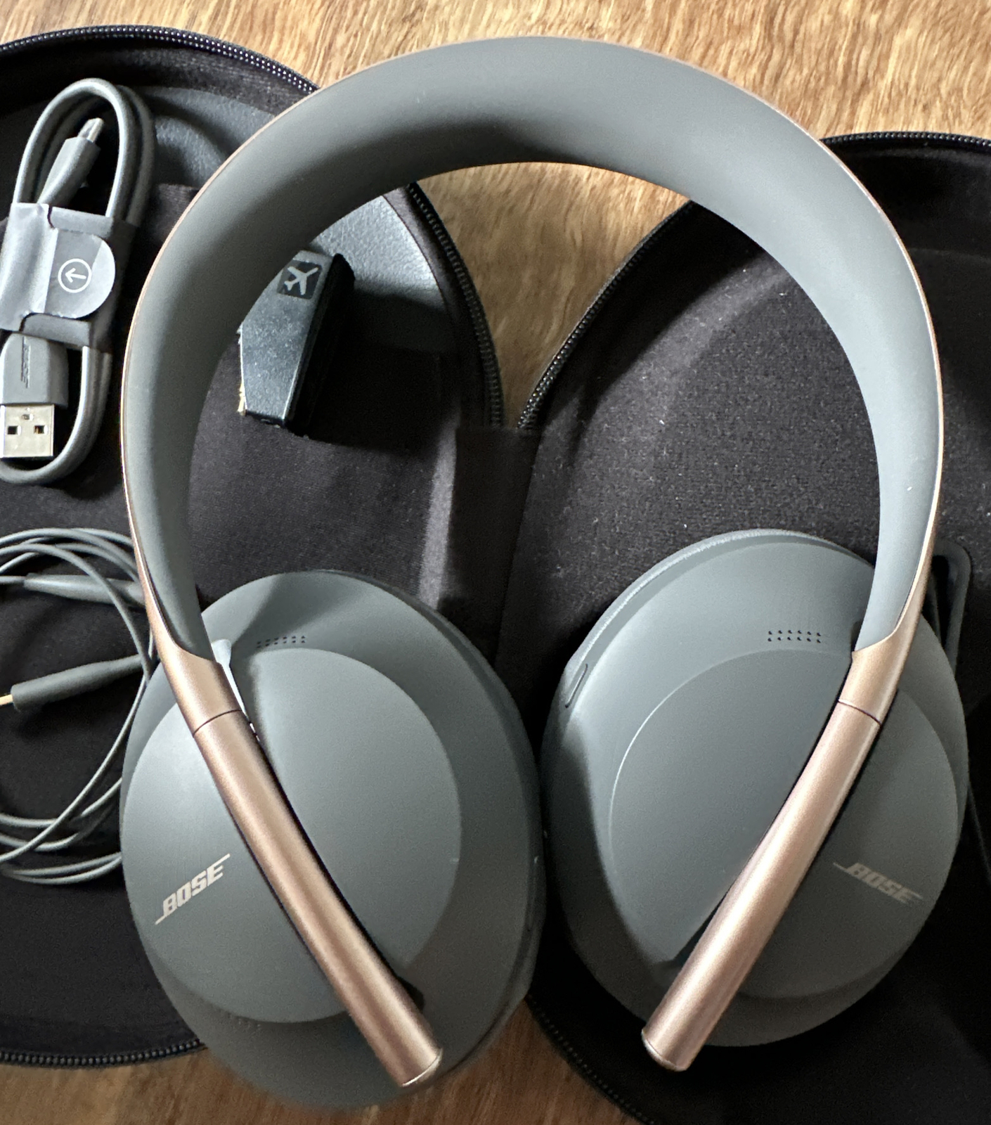 Bose Noise Cancelling Headphones 700 Over Ear Wireless w/ charging case - Gold-image