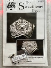 The Sweetheart Tree - Blackwork Floral Biscornu Alfiletero paquete de cartas