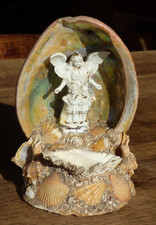 ancien bénitier en coquillage avec figurine en biscuit origine Italie ou Espagne