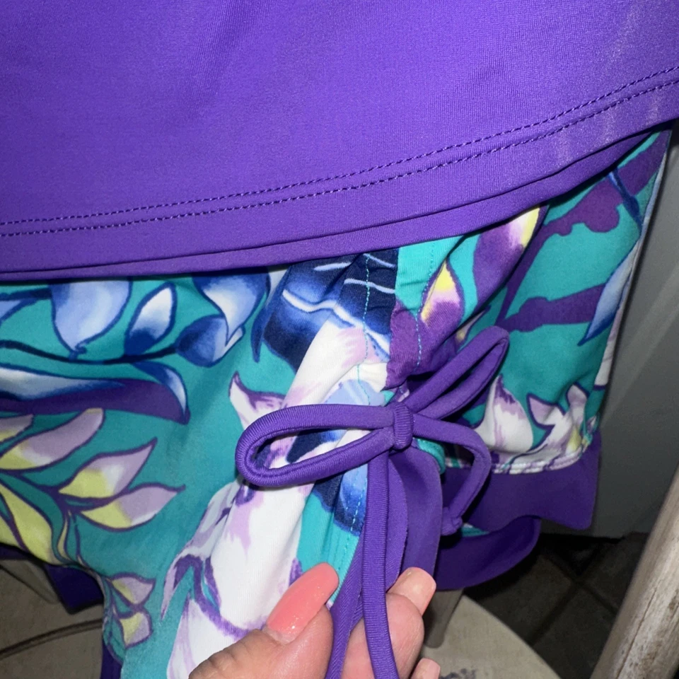 Conjunto Tankini Halter Jaclyn Smith Mujer Talla 16. Parte superior morada con parte inferior con volantes florales. Foto 3 de 4