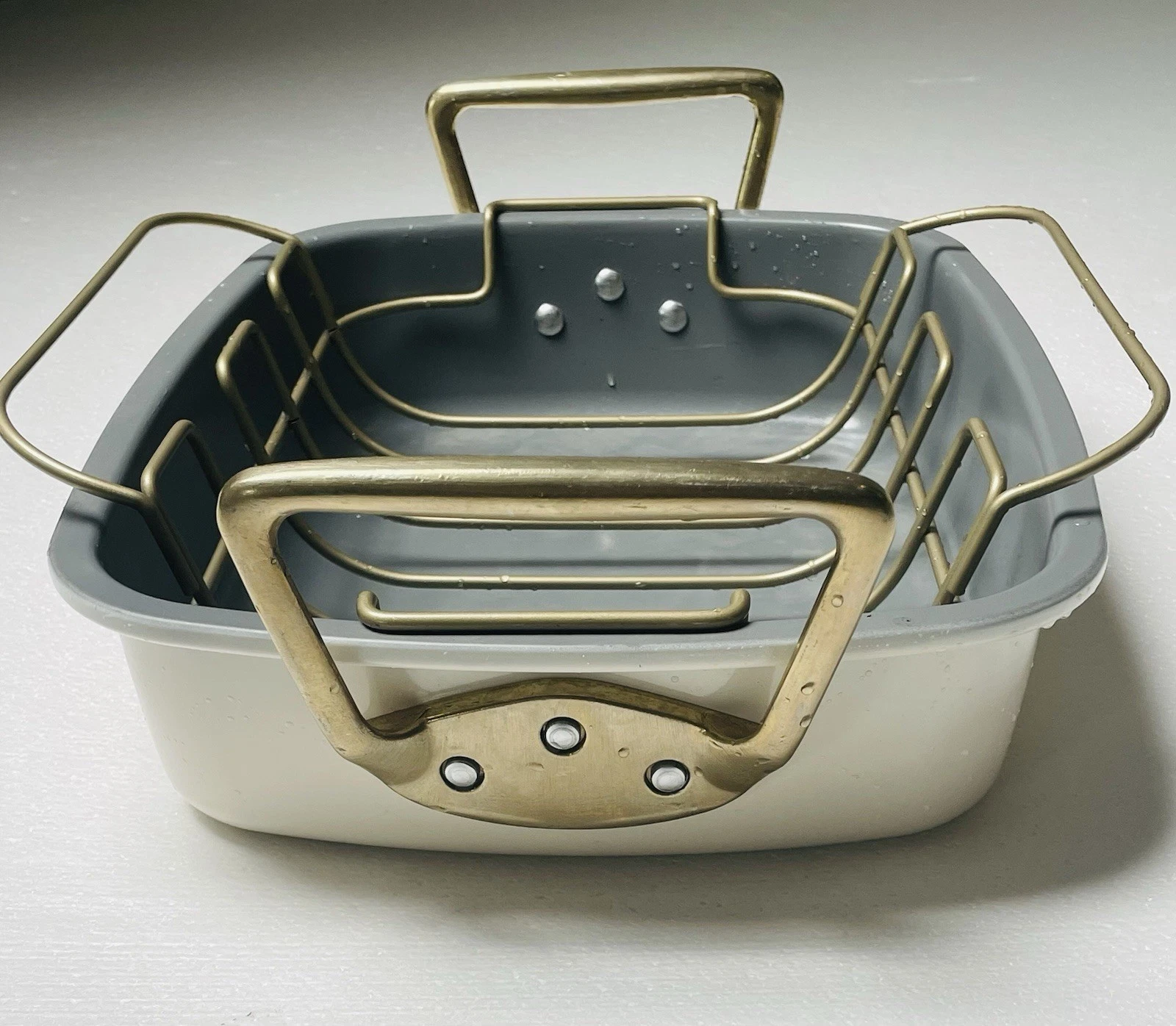 Large Nonstick Roasting Pan with Removable Rack Gray Interior Gold Tone Handles
Opens in a new windo