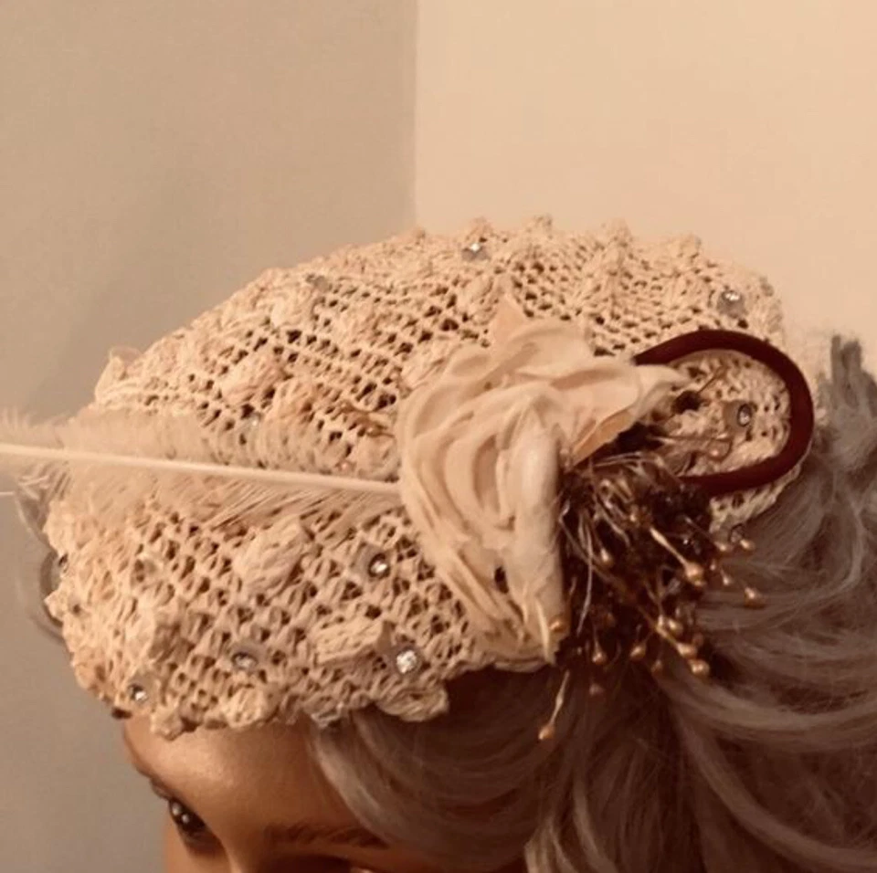 Alegre sombrero beige con clip de rafia de los años 50 con pedrería exclusivo de Doree Foto 4 de 4