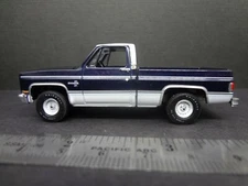 Auto World 1985 Chevy Silverado 10 Fleetside dark blue/white - Loose 1:64 New  