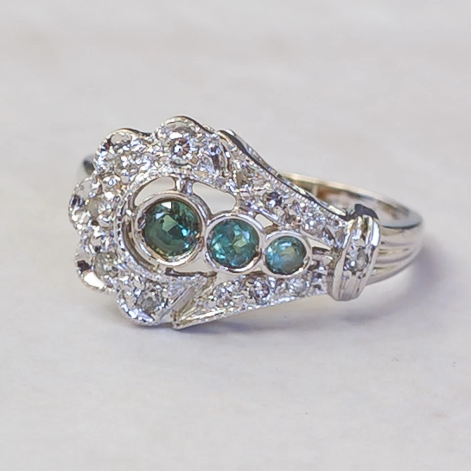 Anillo de espinela de laboratorio de oro blanco de 14k con cambio de color — racimo vintage de Weinman Brothers Foto 3 de 4