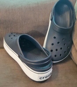 crocs size 7 9