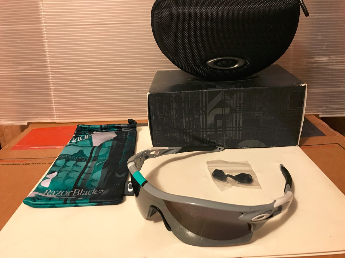 NEW Oakley - 30 Years Limited Ed Radarlock Path - Polished Fog