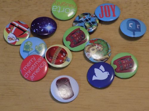 Lot of over 80 Small Round Button Pin 1" Pins Christmas Santa Reindeer Elf - Picture 6 of 13