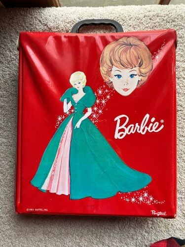 BARBIE 1963 VINTAGE MATTEL RED VINYL CASE - GREEN BALLGOWN - VERY GOOD CONDITION