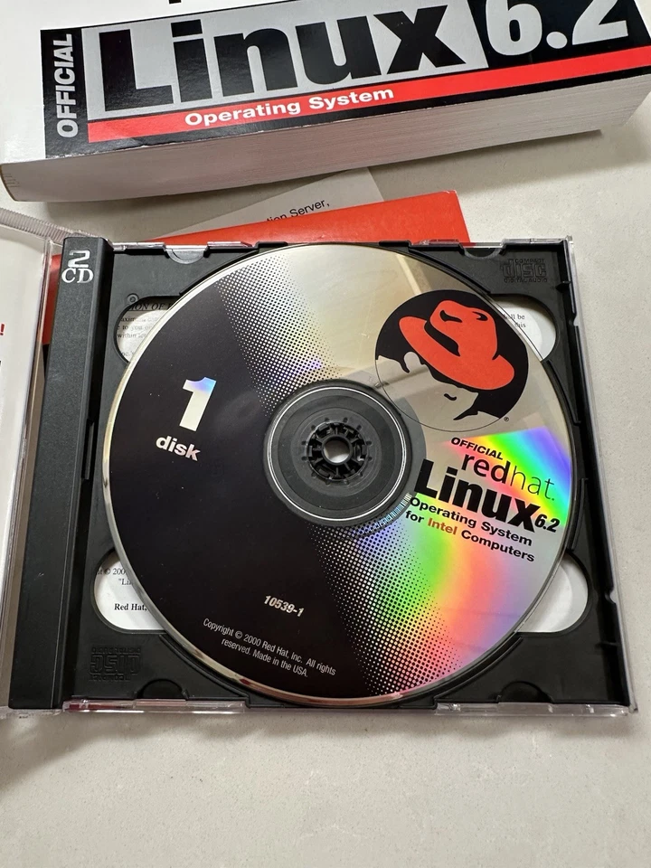 Red Hat Linux 6.2 Deluxe Boxed Set 2000 Complete w/ CDs & Manual  - Image 2 of 3