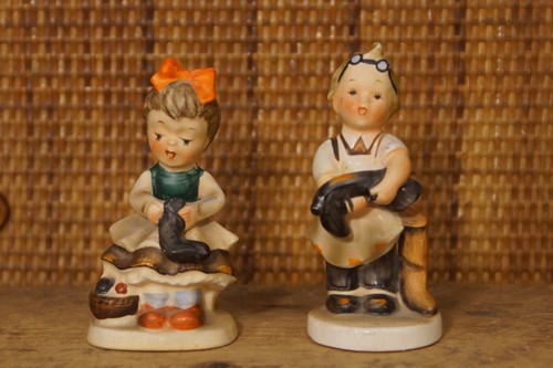 Vintage Napco Originals Porzellan Figuren Näherin Mädchen & Stiefel Junge