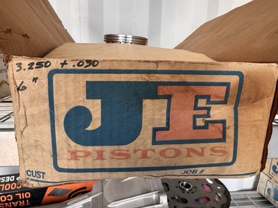 JE PISTONS SBC Flat Top CUSTOM SEE DESCRIPTION Oxidation Inside Pistons.