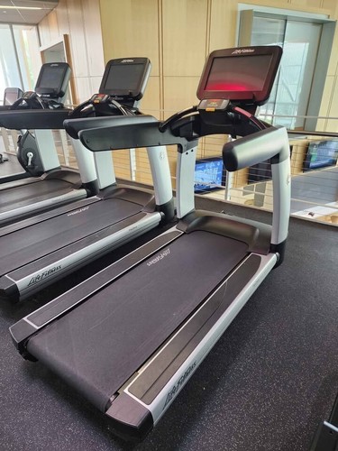 Life Fitness Elevation Series SE3 95T Treadmill - Cleaned and serviced - Picture 2 of 9