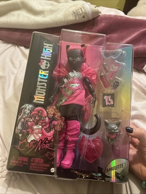 2024 Monster High G3 Catty Noir Fashion Doll w/ Pet Amulette and Accesories