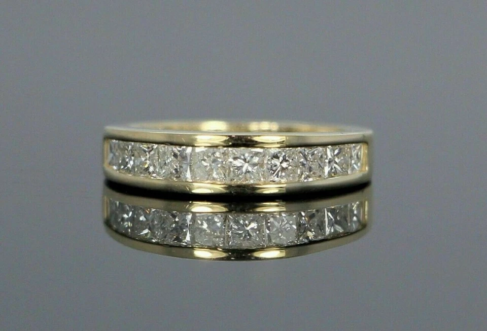 Anillo de oro amarillo sólido de 14K banda de canal corte princesa moissanita de 1,55 quilates Foto 3 de 4
