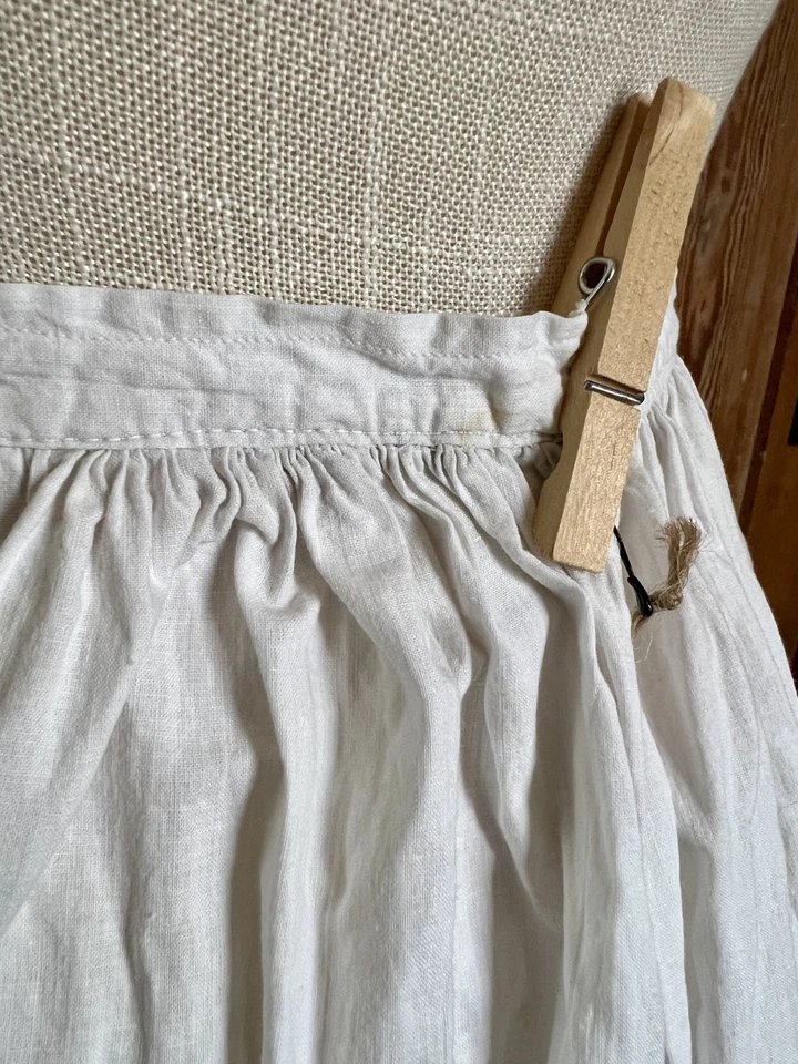"Falda enagua antigua blanca de algodón con ojales bordada - cintura 27""" Foto 3 de 4