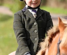 Gr. 26 .Junge oder M&auml;dchen. Alter 7 - 8 ca..Aubrion dunkelgr&uuml;n Tweed Jacke .TOP