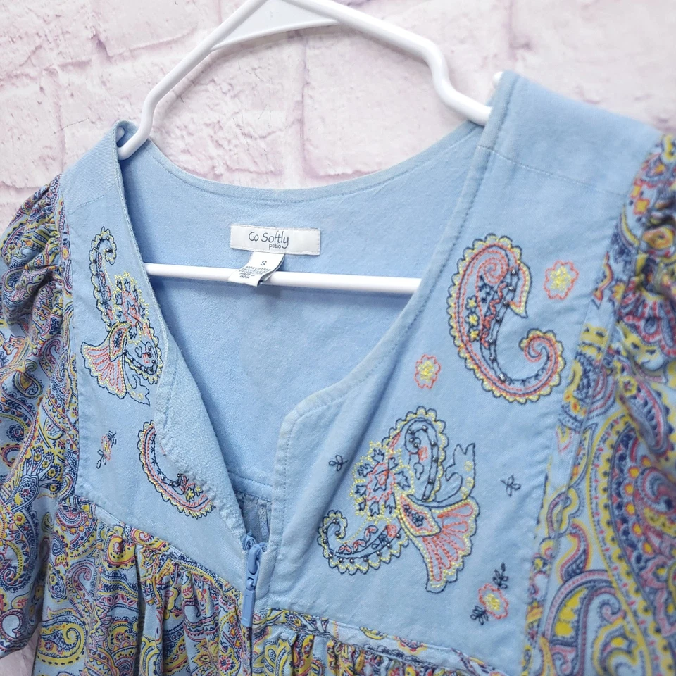 Vestido de casa colorido bordado Go Softly para patio pequeño con cremallera completa Foto 2 de 4