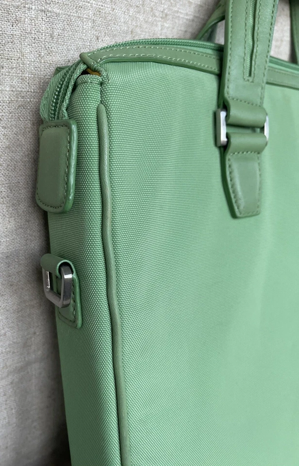 Maletín Tumi verde brillante de nailon/cuero con correa para el hombro desmontable Foto 4 de 4