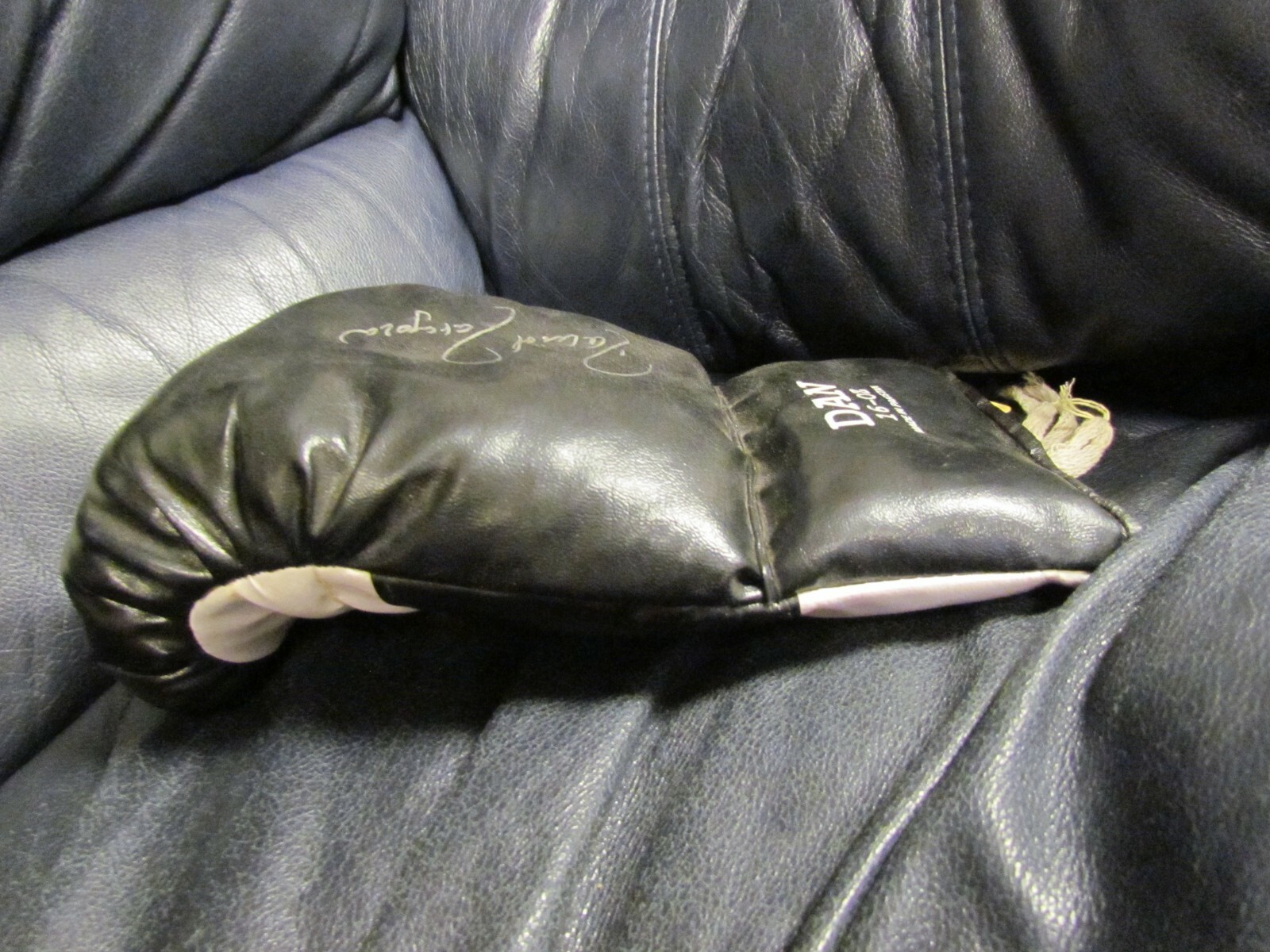 The Mouse David Zaragoza autographed boxing Glove - Picture 5 of 6