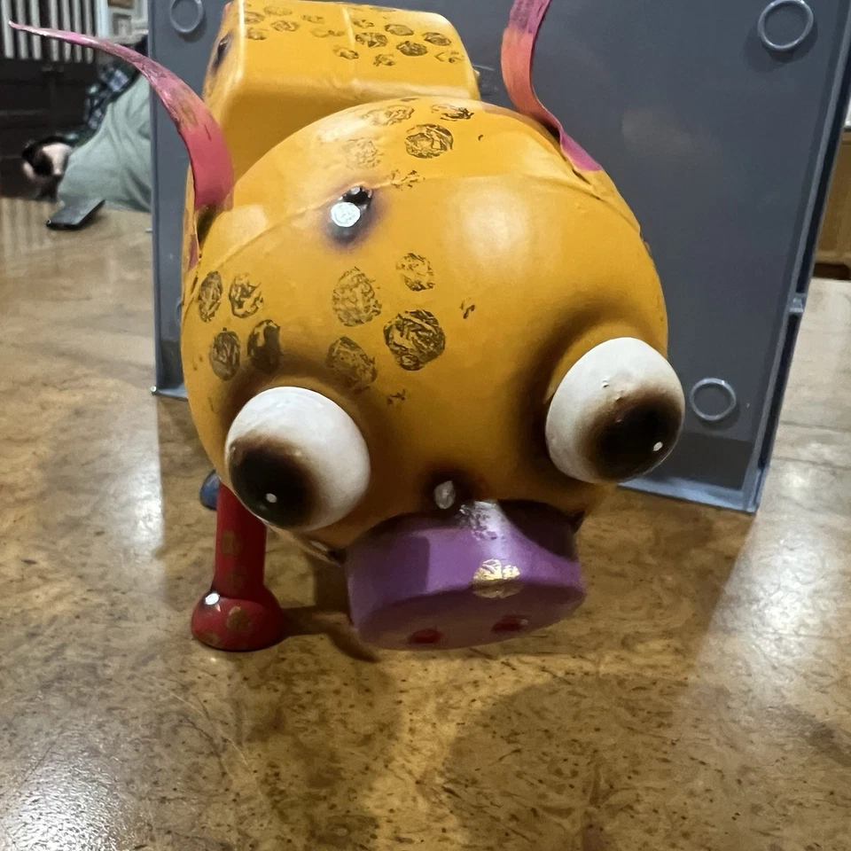 Estatua de cerdo naranja chatarra colorida reciclada rústica reutilizada hogar exterior Foto 4 de 4