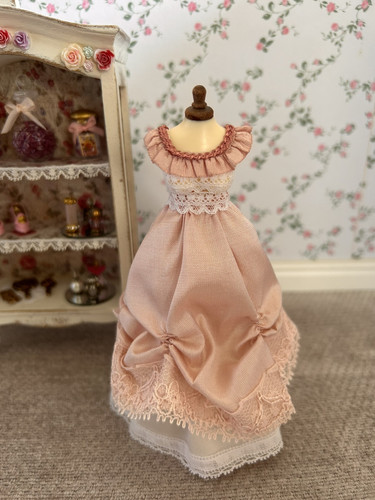 DOLLS HOUSE 1/12 SCALE LADIES SHOP/BEDROOM FURNITURE WITH DRESSED MANNEQUIN. - Foto 2 di 5