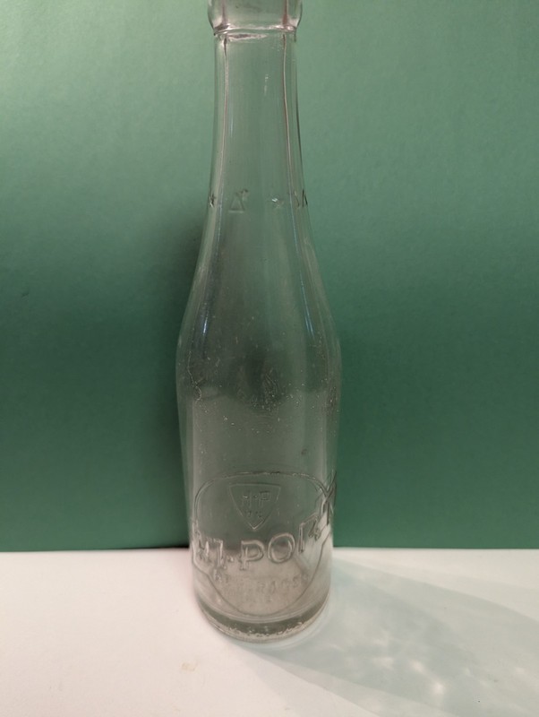 Vintage HI-PORT  BEVERAGES Batavia, Ohio  12 OZ. Bottle