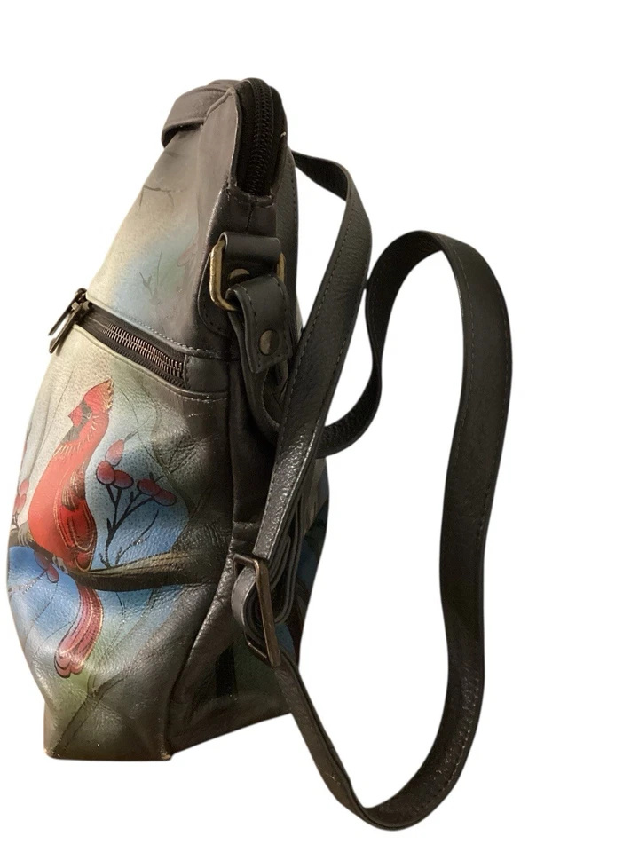 Bolso de mano cruzado para mujer Anuschka de cuero pintado a mano "Cardenal del Norte" Foto 2 de 4