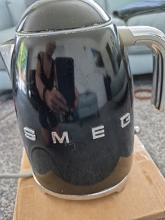 Black Smeg Kettle Works But Hinge on Lid Broken So OK For Spares NEEDS DESCALING