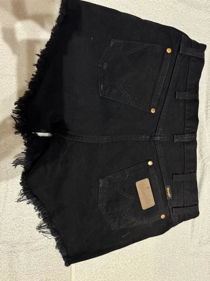 Pantalones cortos de mezclilla para mujer Wrangler Cut Off negros cintura 28 Foto 2 de 4