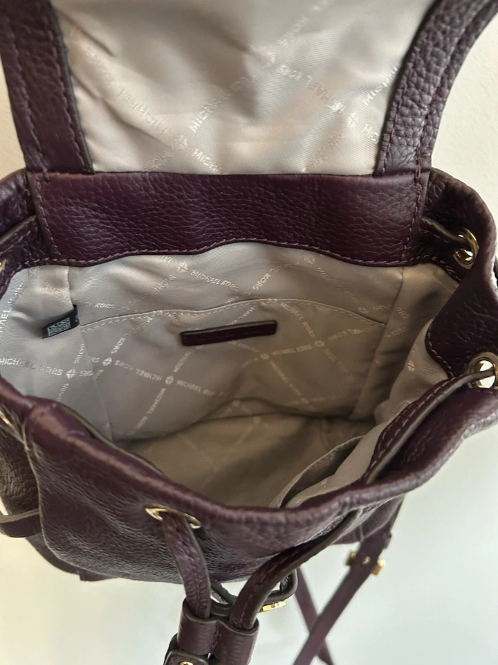 Bolsa tiracolo Michael Kors Riley pequena aba couro roxo profundo cordão - Imagem 4 de 4
