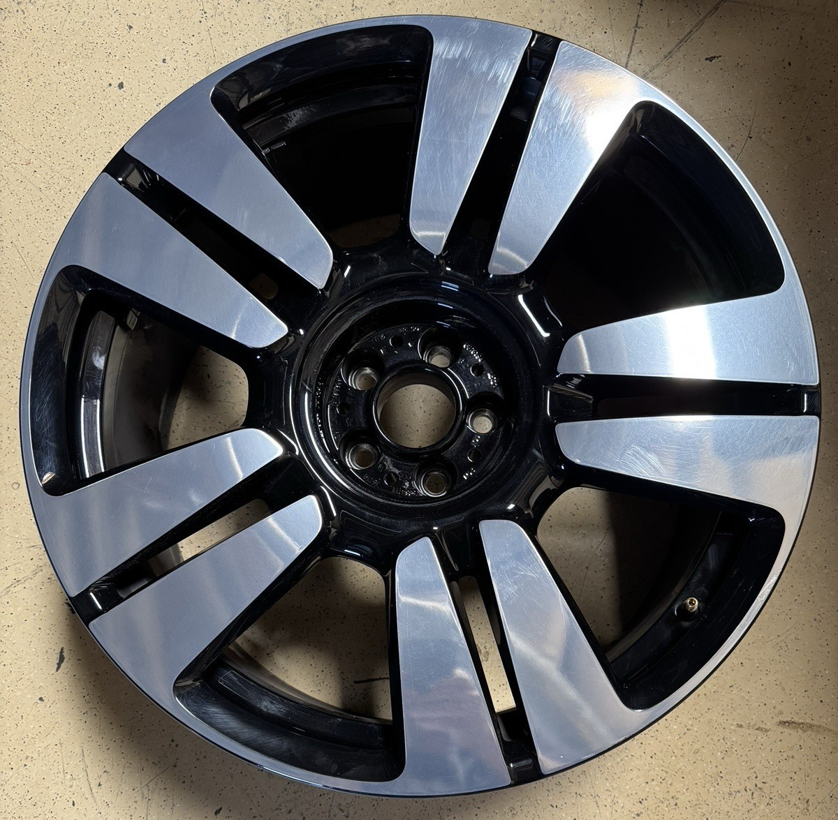 Rolls Royce Cullinan 22 x 9.5 OEM Factory Rear Rim Wheel RR 101