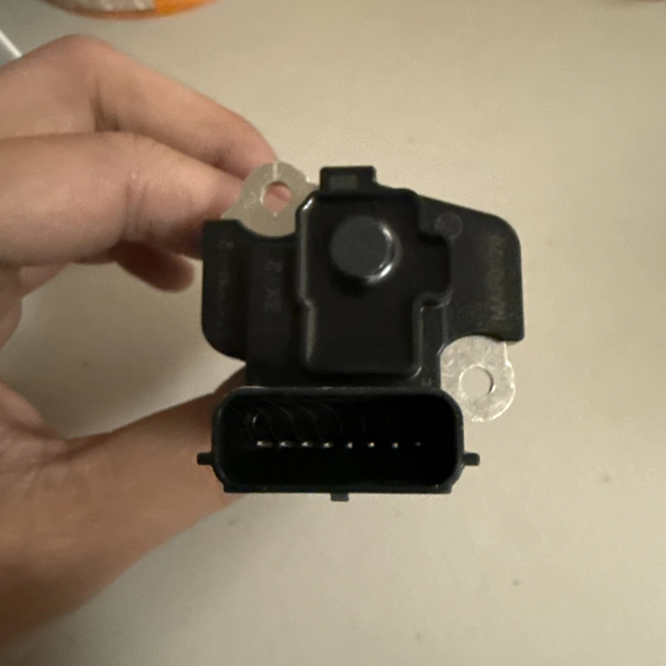 Sensor de masa de aire trasero Hitachi MAF0120 para Buick Enclave Cadillac ATS GMC Acadia Foto 3 de 4