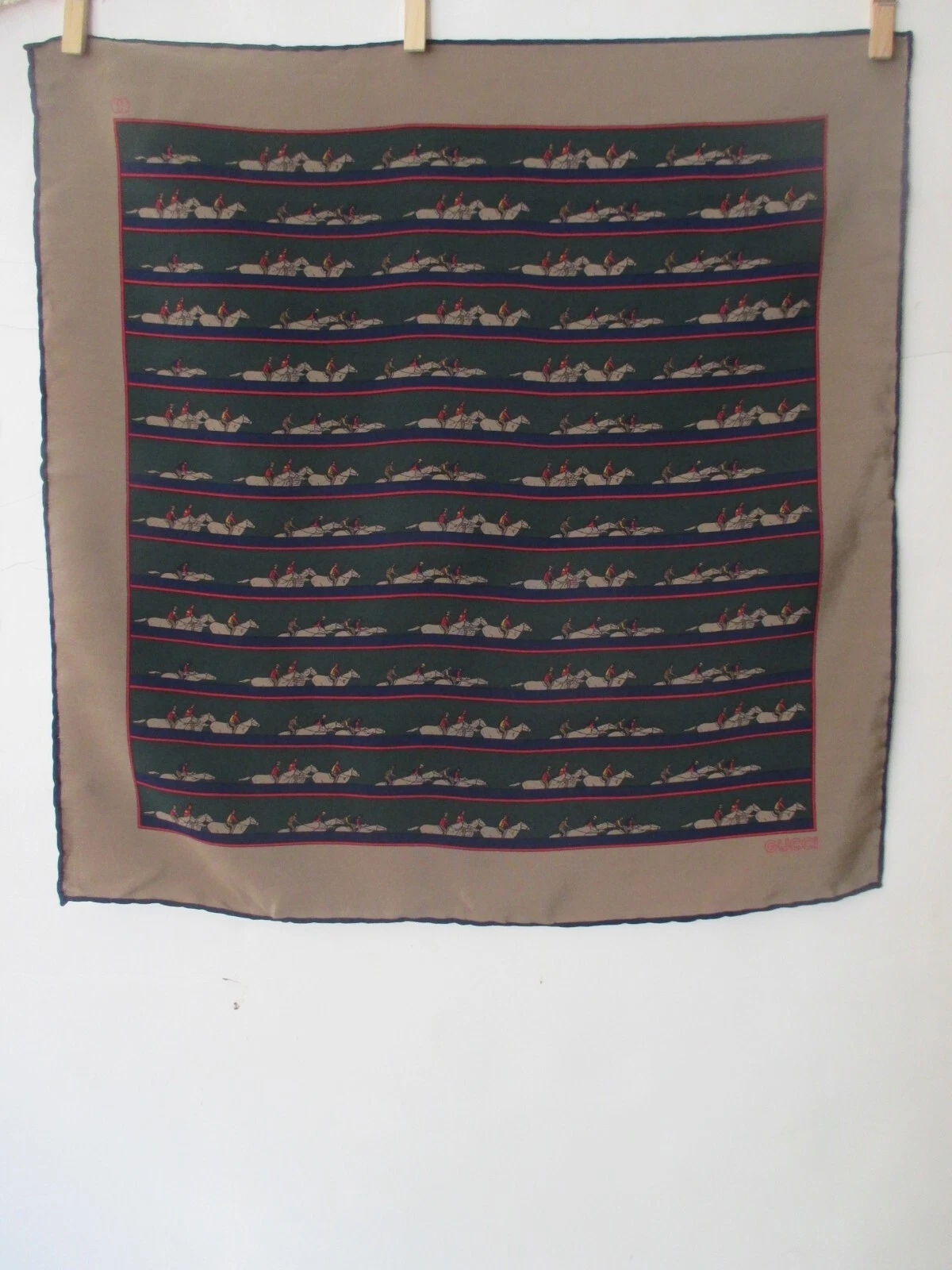 Authentique petite écharpe en soie vert bronzé bleu GUCCI avec impression CHEVAUX & JOCKEYS course