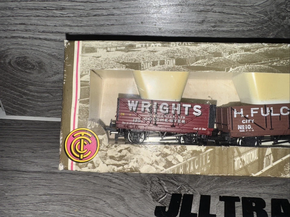 Bachmann 33-030 Coal Traders Classics ( East Anglia ) 7 Plank Coal Wagons - Image 2 of 4