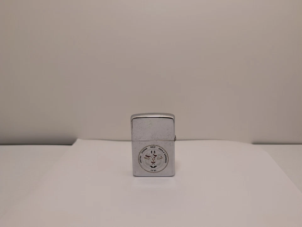 Isqueiro Zippo Vintage 1984 USS John F Kennedy CV-67 Marinha dos EUA - Imagem 4 de 4