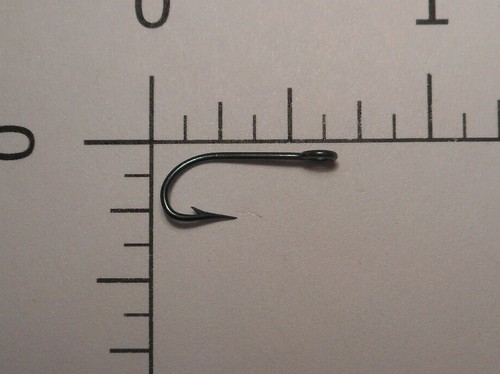100 MUSTAD #18 CHIAVE MOSCA/ESCA MARCA KIRBY GANCI MARE ANELLI BLU GAMBO CORTO 2321 - Foto 2 di 4