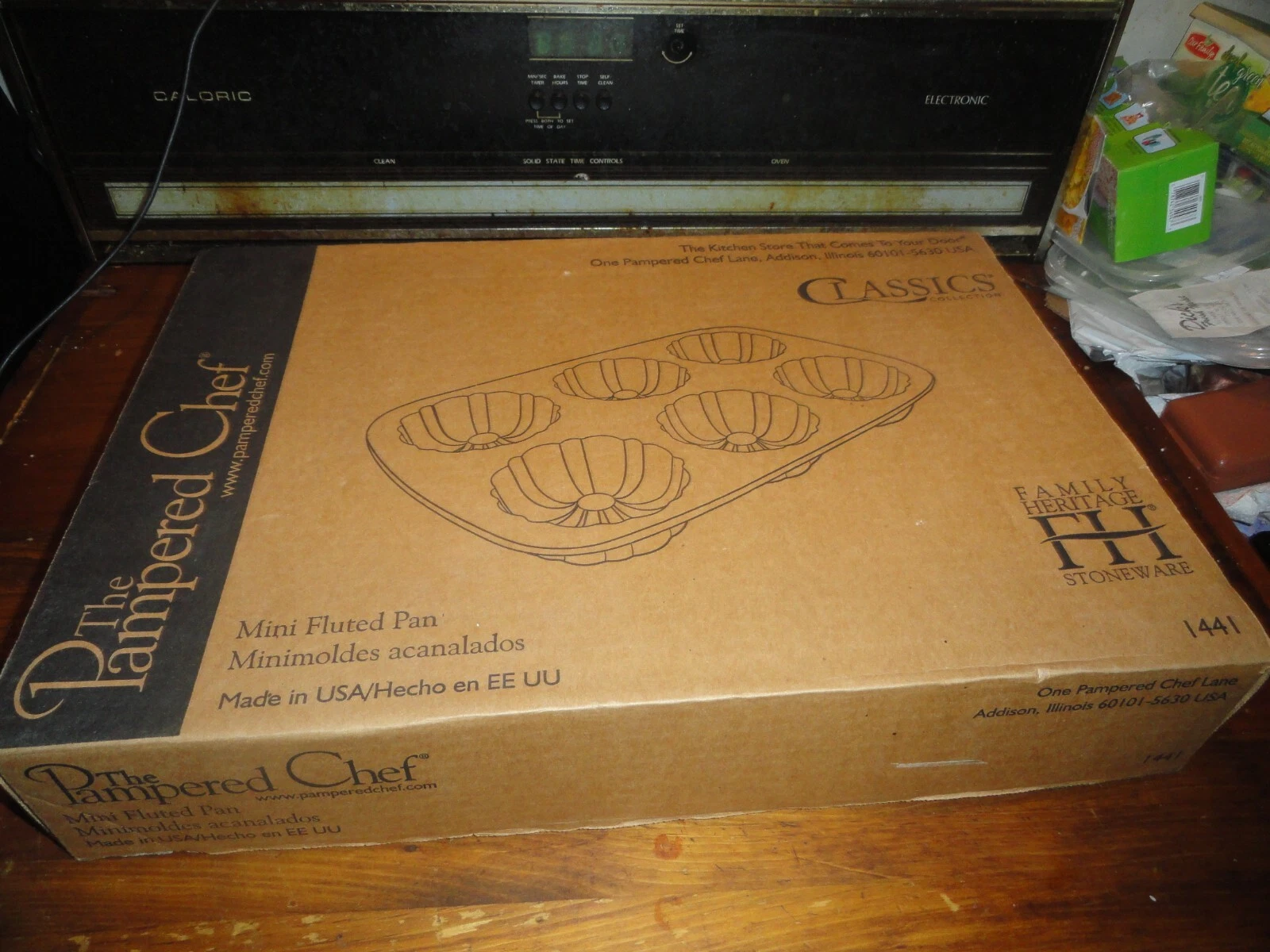 new Pampered Chef Mini Fluted Pan #1441 6 Bundt Cakes FHC Stoneware NIB