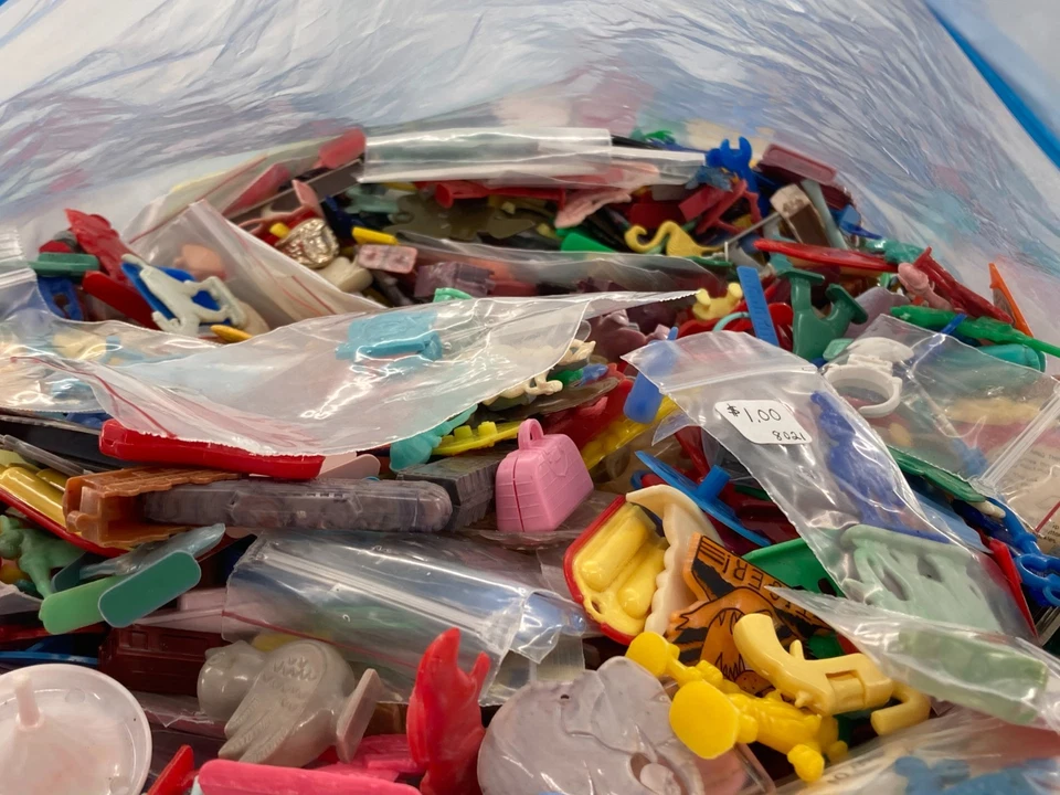 Cracker Jack Juguetes de Plástico Aleatorio 4.5 OZ Lote Gumball Confición Premio Dije Ficha Foto 4 de 4