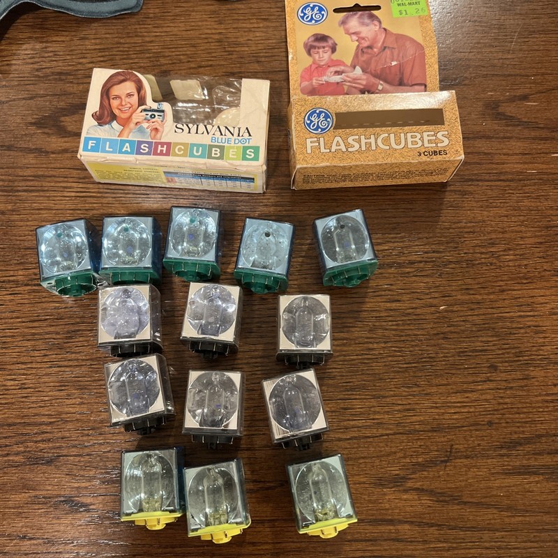 Lot of 14 Vintage Mix of Sylvania Flash Cubes Blue Dot, & GE Flash Plus 2 Boxes