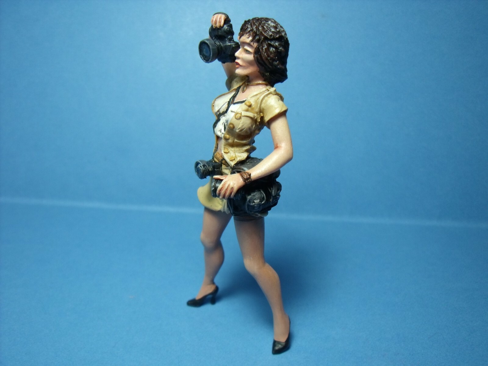 Figurine 1/18 Laetitia Vroom à peindre pour animer une vitrine de miniatures vide