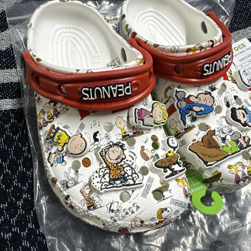 Zueco clásico Crocs Peanuts J1 Foto 3 de 4