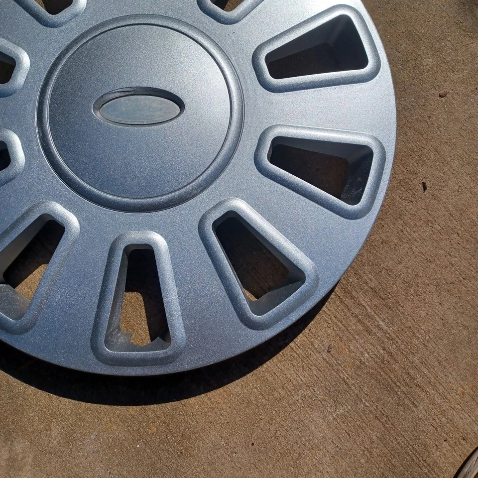 Ford Crown Victoria hubcap 2006-2011, fits 17" rim p/n 7W731130AE 7050 repainted - Image 4 of 4
