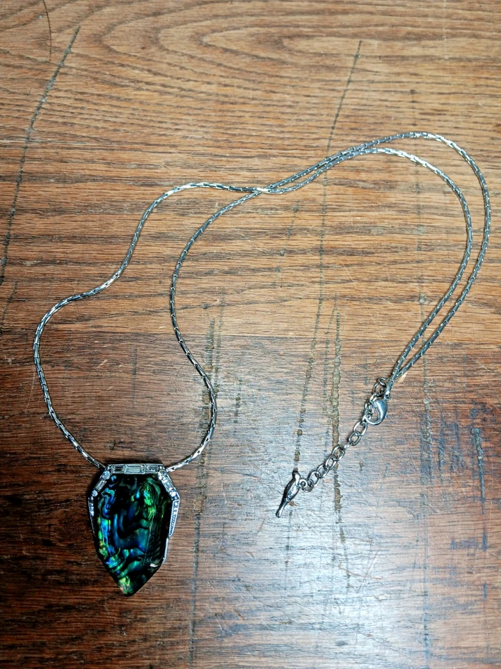 Collar colgante largo auroras boreales de Chloe e Isabel Foto 4 de 4