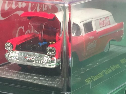 M2 COCA COLA HOBBY EXCLUSIVE 1957 Chevrolet Berlina #52500-RW02 1:64° Nuovo con scatola - Foto 6 di 6