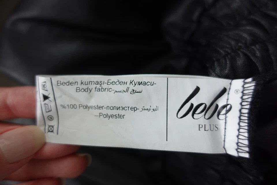 Pantalones capri Bebe Plus de imitación de cuero negros talla S Foto 4 de 4