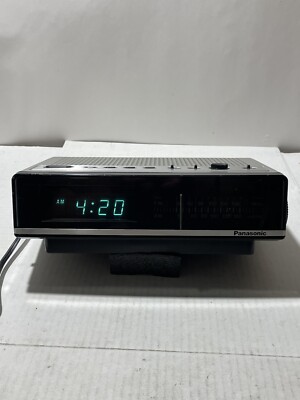 Vintage HTF Realistic Chronodate 210 FM/AM Digital Alarm Clock Radio MCM READ
